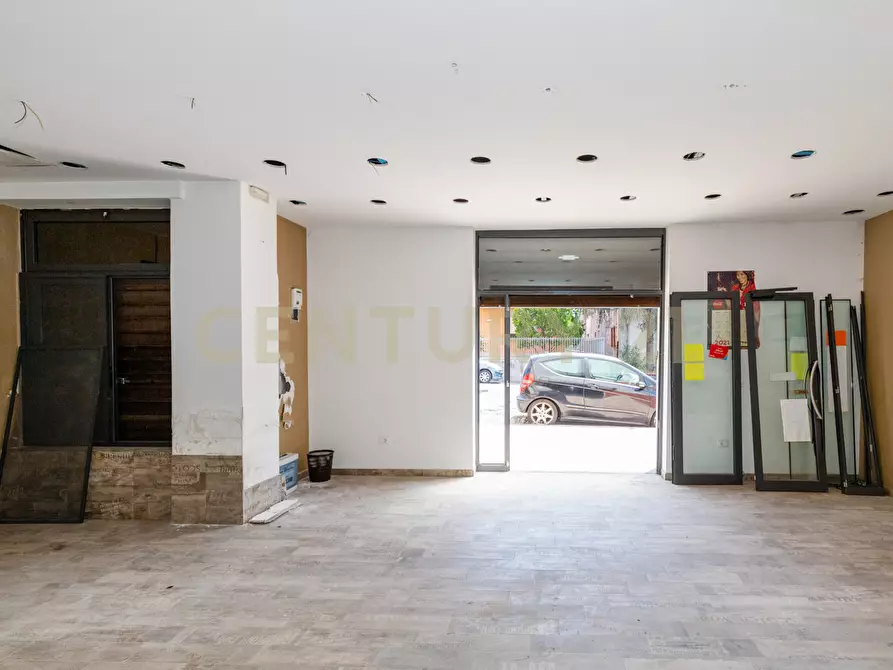 Immagine 21 di Locale commerciale in vendita  in Via Tiziano 10 a Gravina Di Catania