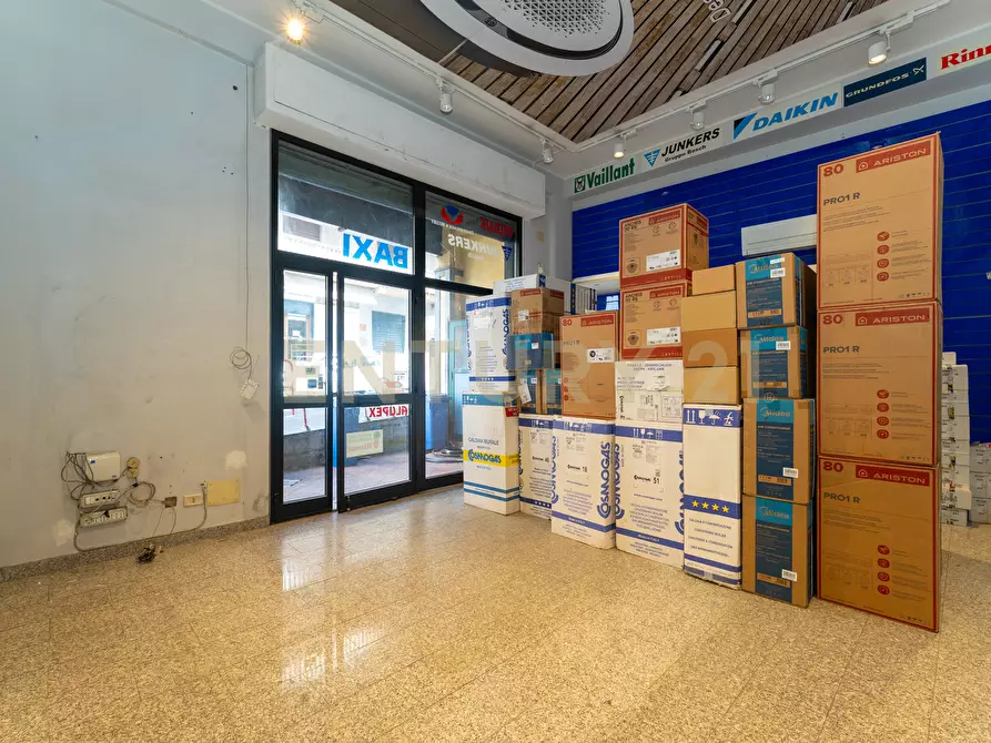 Immagine 9 di Locale commerciale in vendita  in Via Firenze 205 a Aci Castello