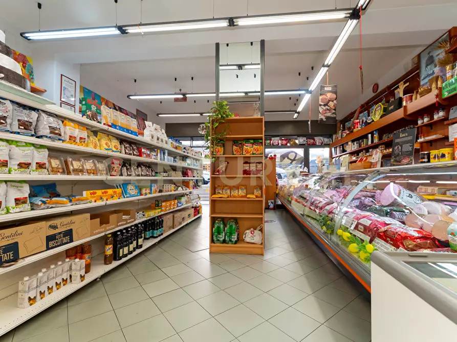 Immagine 20 di Locale commerciale in vendita  in Via Caronda 440 a Catania