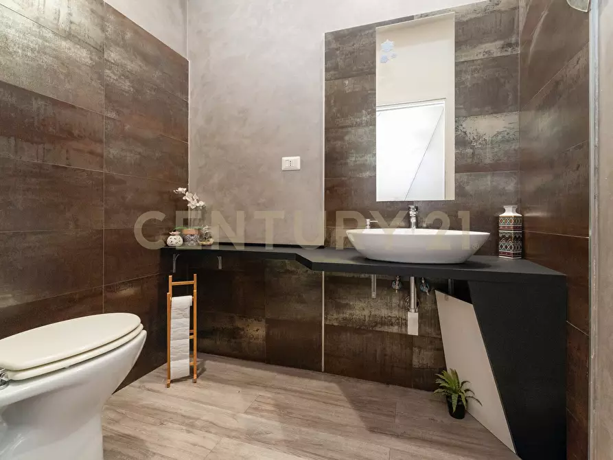 Immagine 28 di Locale commerciale in vendita  in Via del Bosco 163 a Catania