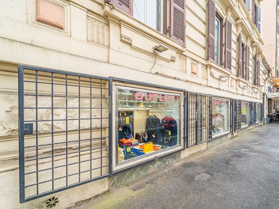 Immagine 4 di Attività commerciale in vendita  in Viale Liegi 49 a Roma