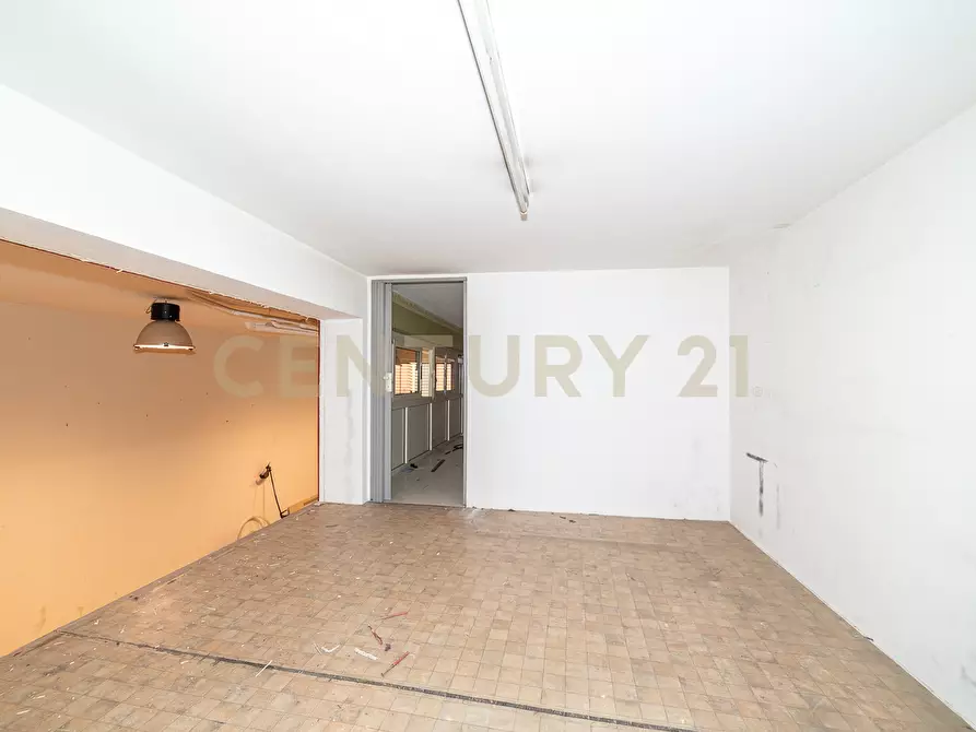 Immagine 27 di Attività commerciale in vendita  a Misterbianco