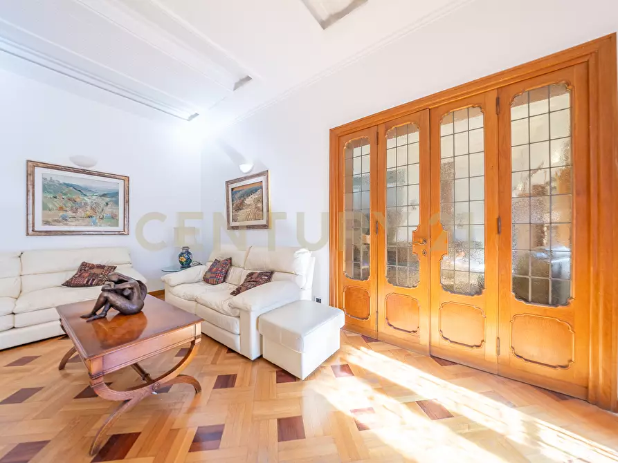 Immagine 10 di Pentalocale in vendita  in Via della Croce 71 a Roma