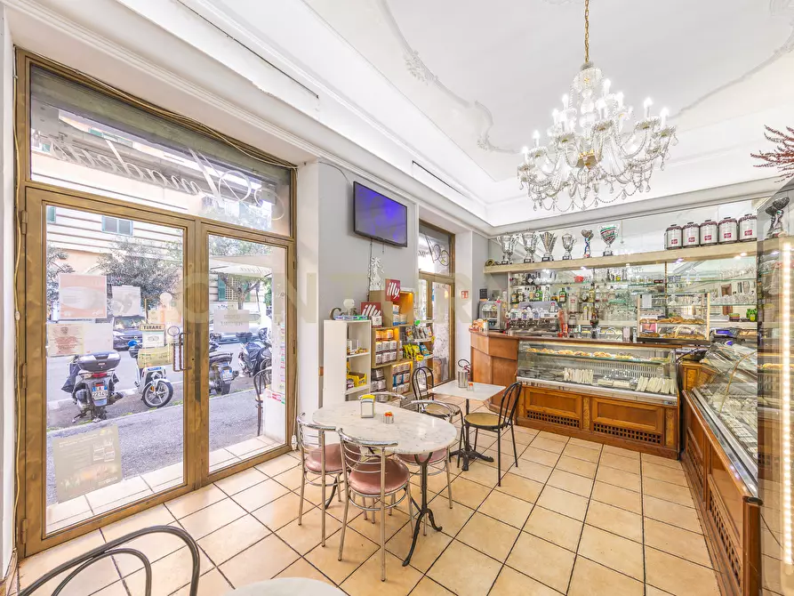 Immagine 8 di Quadrilocale in vendita  in Via Nemorense 26/28 a Roma