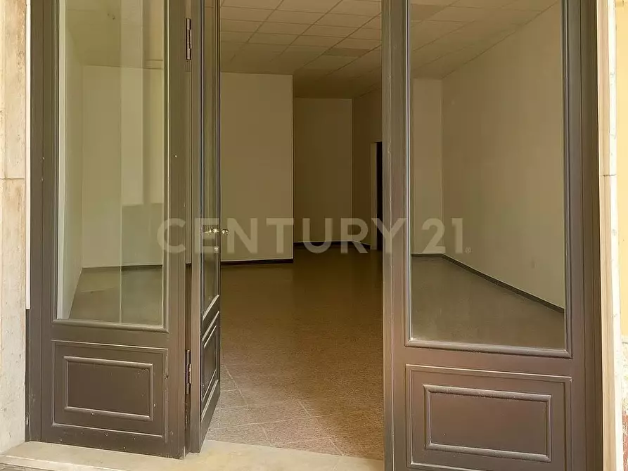 Immagine 7 di Locale commerciale in vendita  in Piazza Vittorio Emanuele a Nicolosi