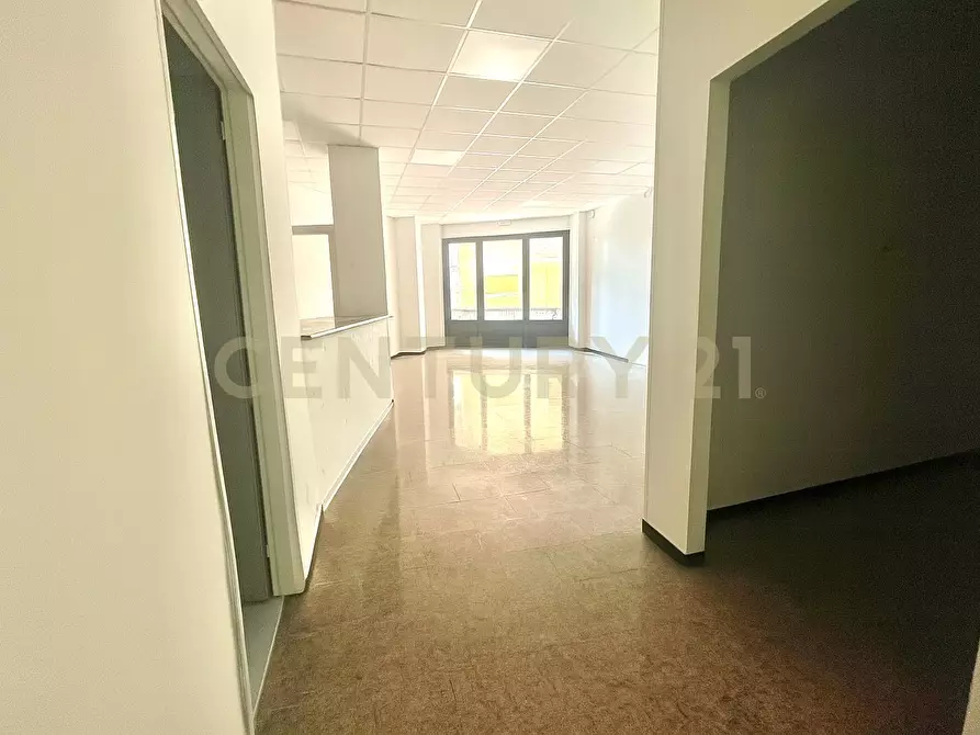 Immagine 14 di Locale commerciale in vendita  in Piazza Vittorio Emanuele a Nicolosi