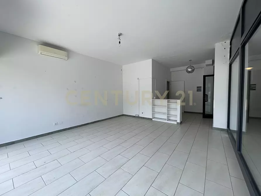 Immagine 6 di Locale commerciale in vendita  in Piazza Primo Wongher 17 a Monte Argentario