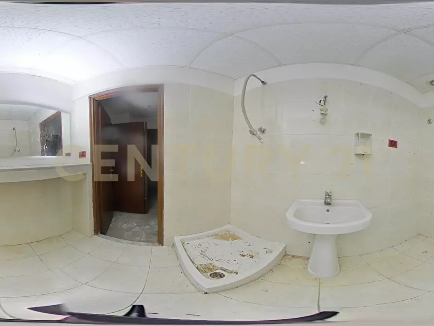 Immagine 39 di Magazzino in vendita  in Via del Bosco 407 a Catania