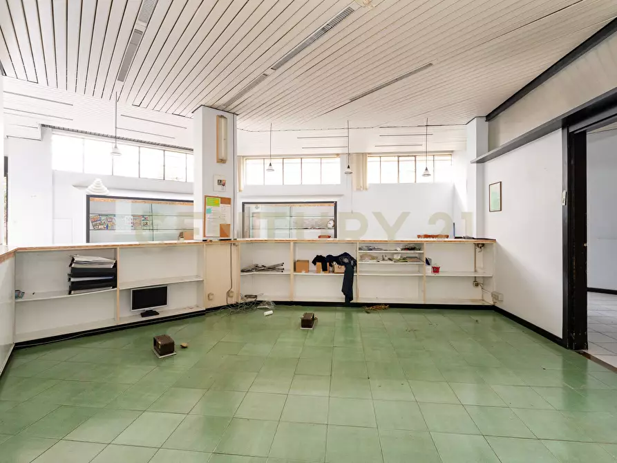 Immagine 11 di Magazzino in vendita  in Via Convento del Carmine 6 a Tremestieri Etneo