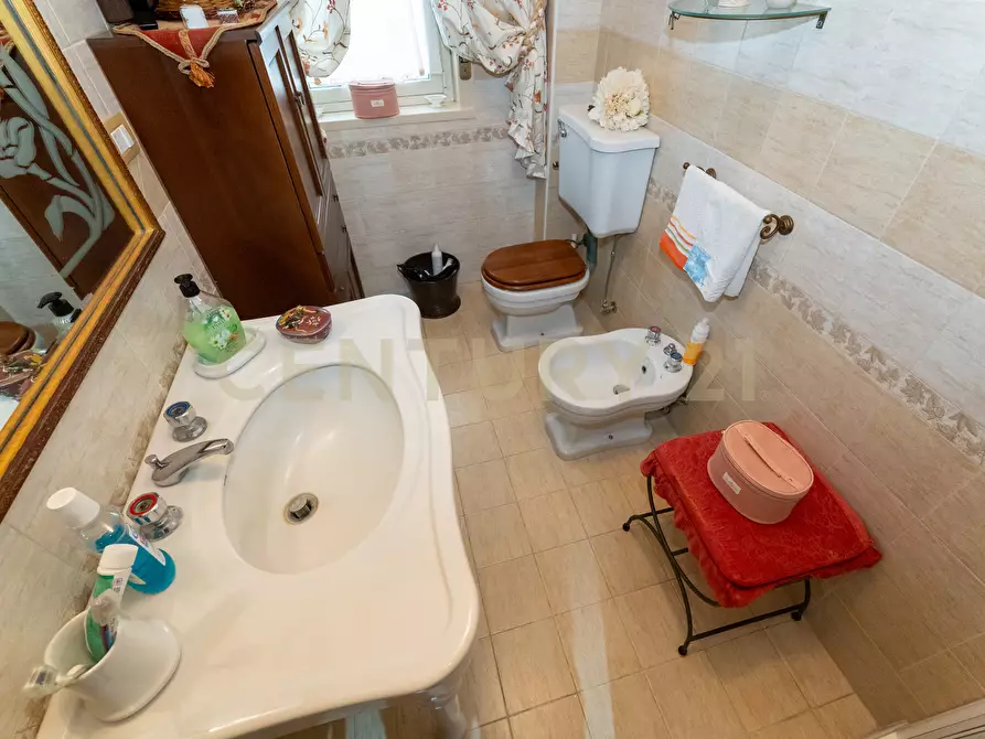 Immagine 34 di Pentalocale in vendita  in Via Carrubella 155 a Gravina Di Catania