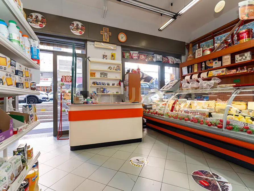 Immagine 17 di Locale commerciale in vendita  in Via Caronda 440 a Catania