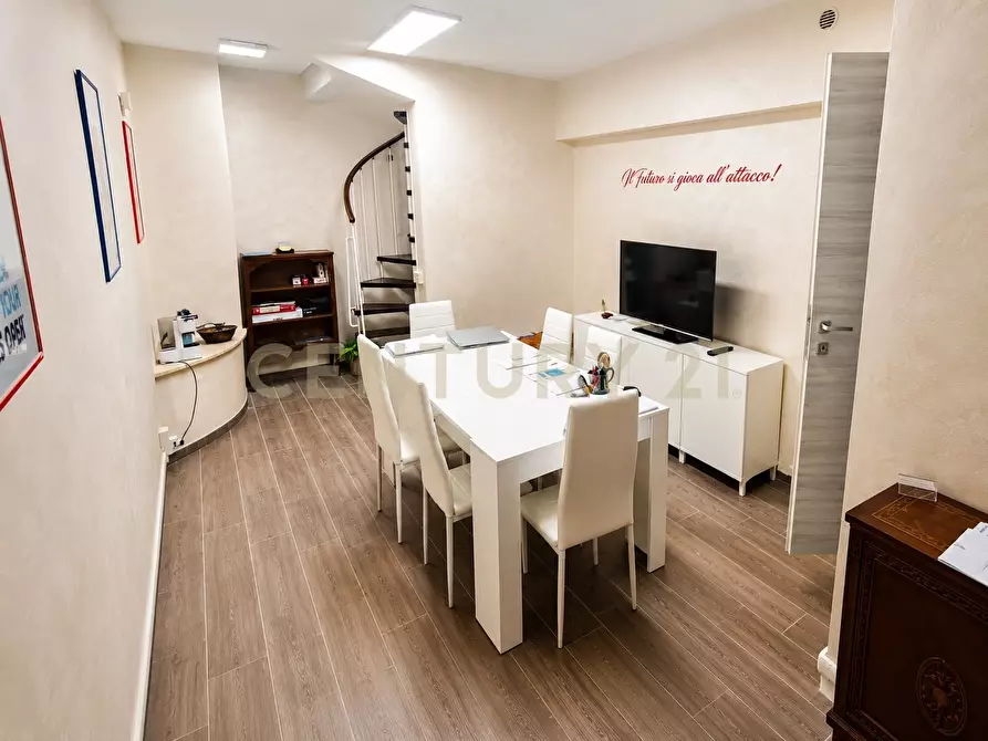 Immagine 4 di Attività commerciale in vendita  in Via Val Chisone 24 a Roma