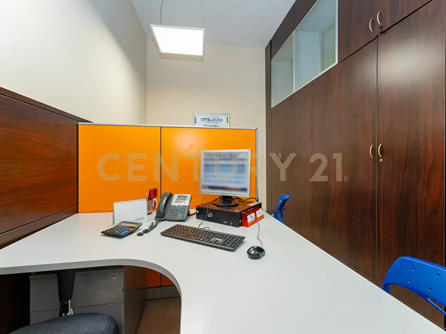 Immagine 21 di Locale commerciale in vendita  in Corso delle Province 23 a Catania