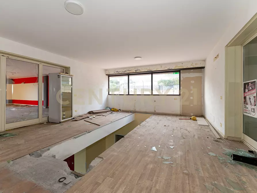 Immagine 41 di Showroom in vendita  in Via delle Scuole 1 a Aci Castello