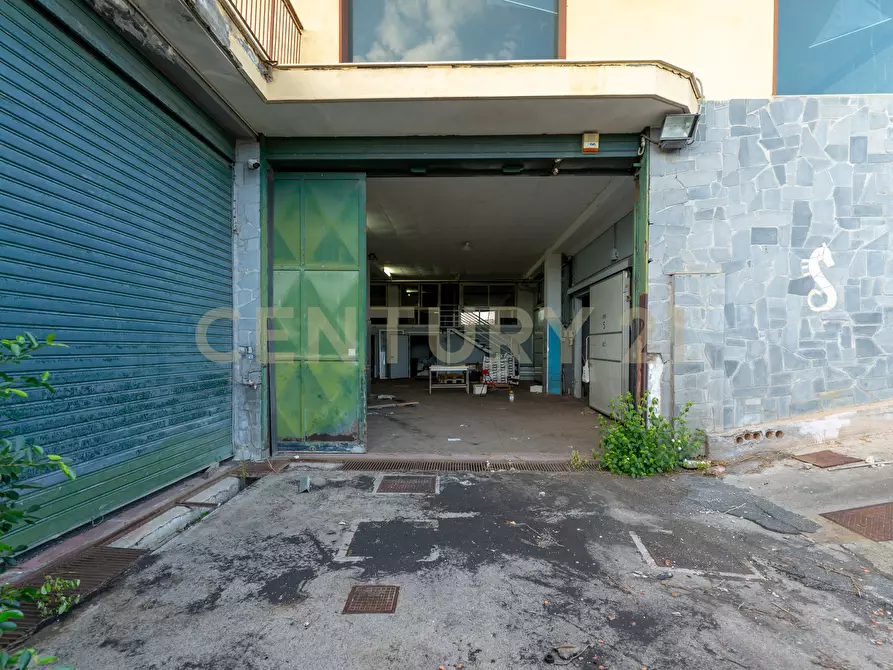 Immagine 67 di Showroom in vendita  in Via delle Scuole 1 a Aci Castello