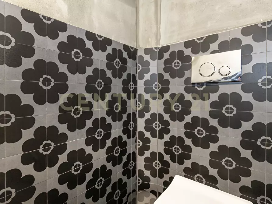 Immagine 26 di Locale commerciale in vendita  in Largo Rosolino Pilo 6 a Catania