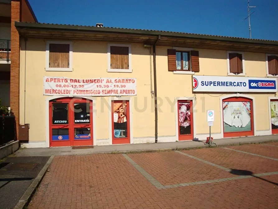Immagine 1 di Locale commerciale in vendita  in Piazza Alcide De Gasperi 120 a San Giovanni Lupatoto