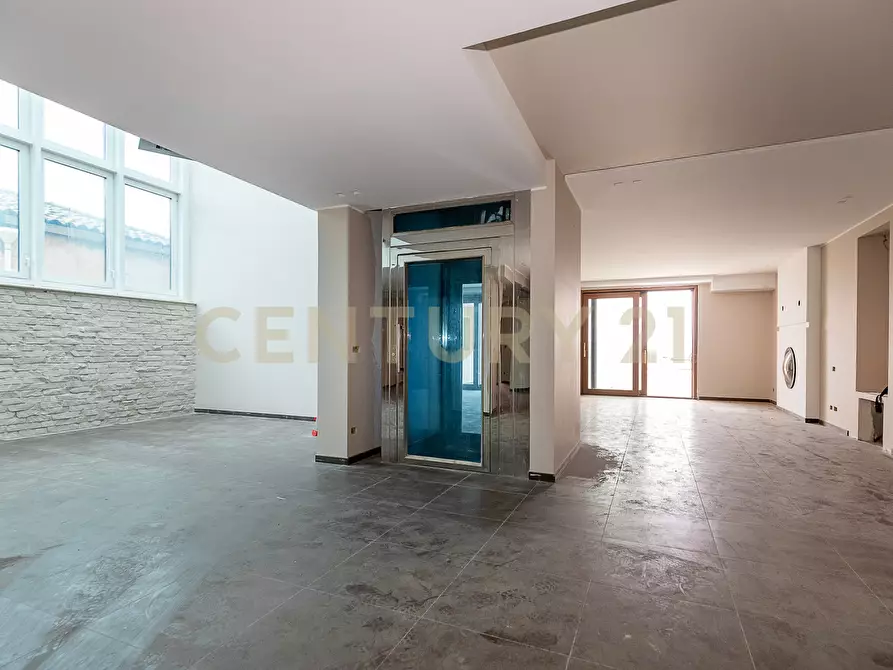 Immagine 14 di Pentalocale in vendita  in Via Lorenzo Maddem 67 a Acireale