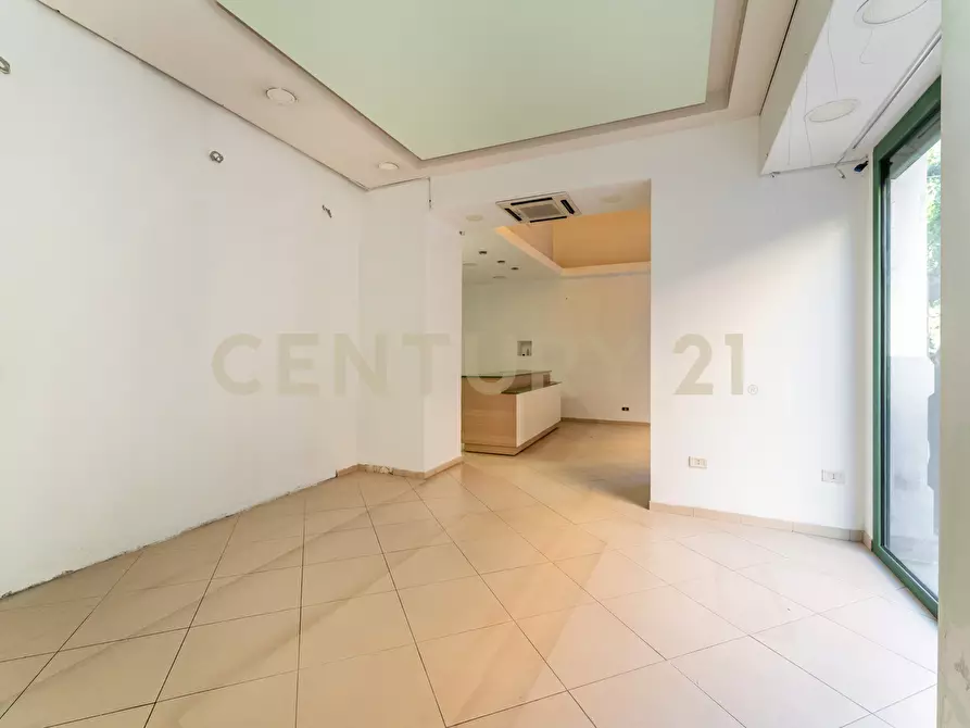 Immagine 45 di Locale commerciale in affitto  in viale Regina Margherita 19 a Catania