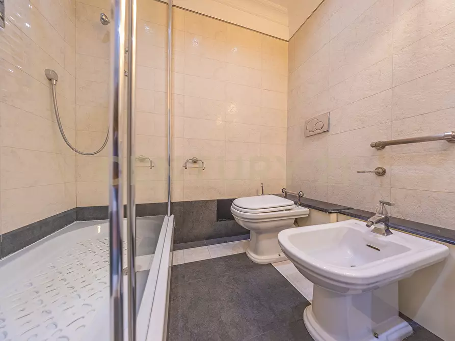 Immagine 13 di Appartamento in vendita  in Via Bevagna 68 a Roma