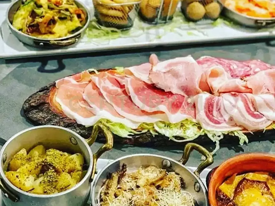 Immagine 15 di Pizzeria / Pub in vendita  in Piazza Don Diego snc a Pedara