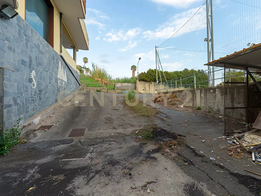 Immagine 65 di Showroom in vendita  in Via delle Scuole 1 a Aci Castello