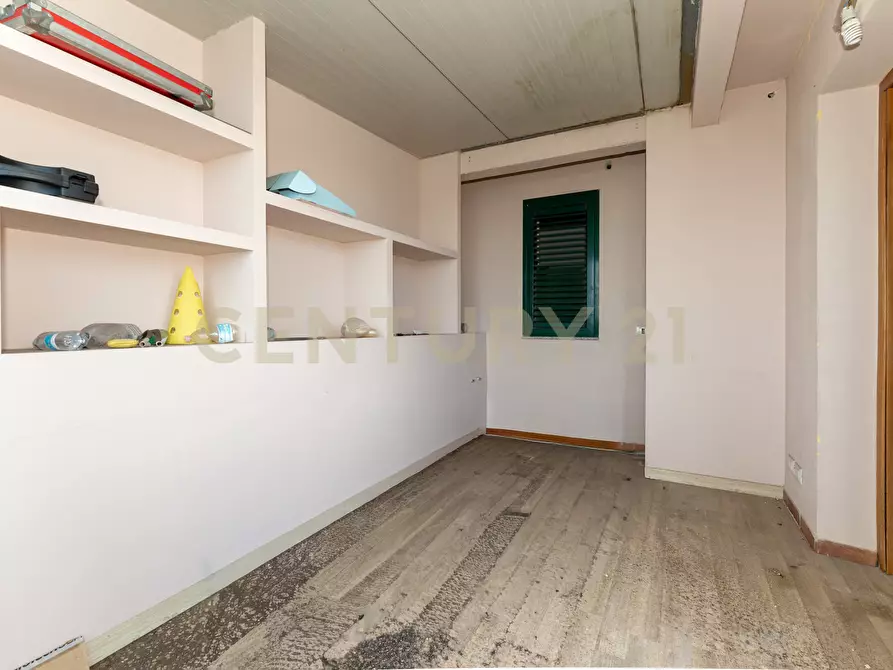 Immagine 57 di Showroom in vendita  in Via delle Scuole 1 a Aci Castello