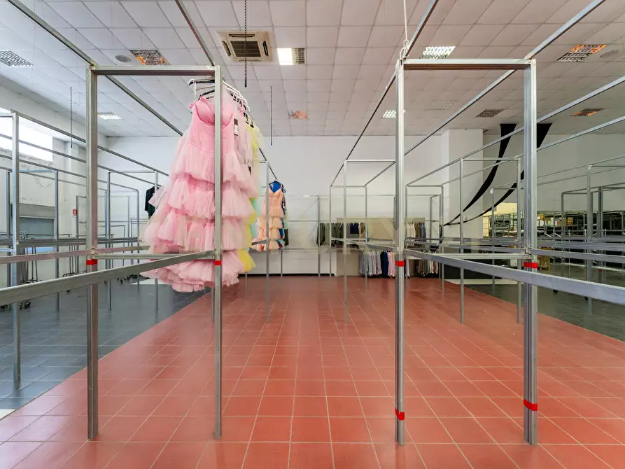 Immagine 27 di Attività commerciale in vendita  in Viale del Commercio a Misterbianco