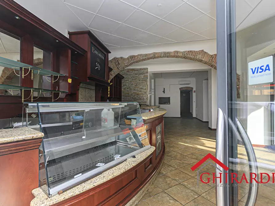 Immagine 2 di Locale commerciale in affitto  in Piazza Francesco Baracca 34r a Genova