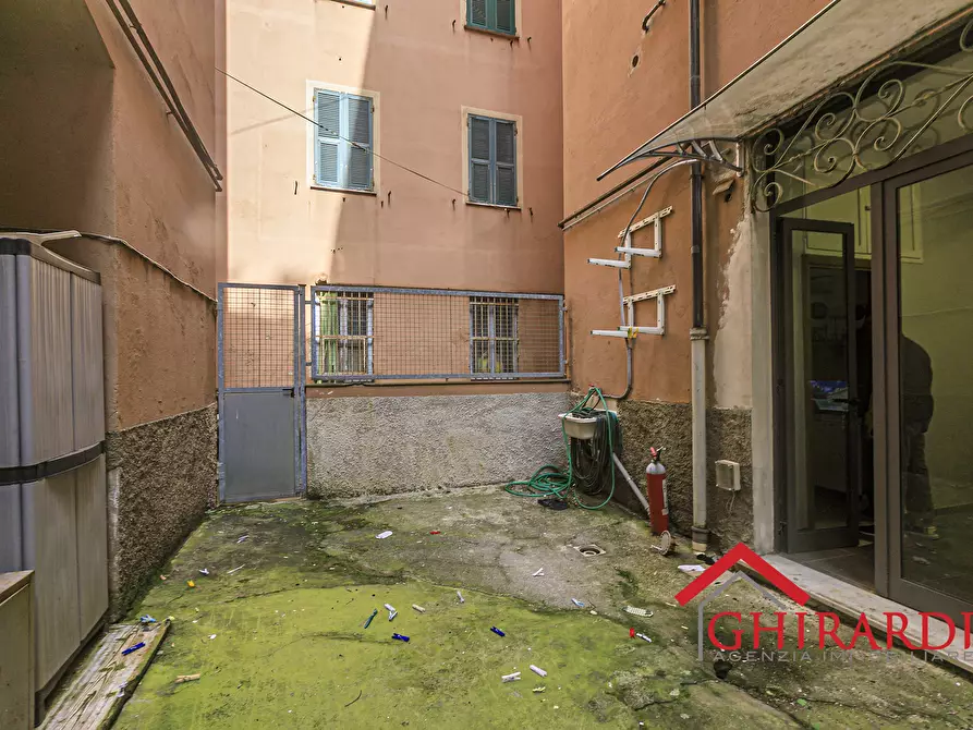 Immagine 16 di Locale commerciale in vendita  in Via Vado a Genova