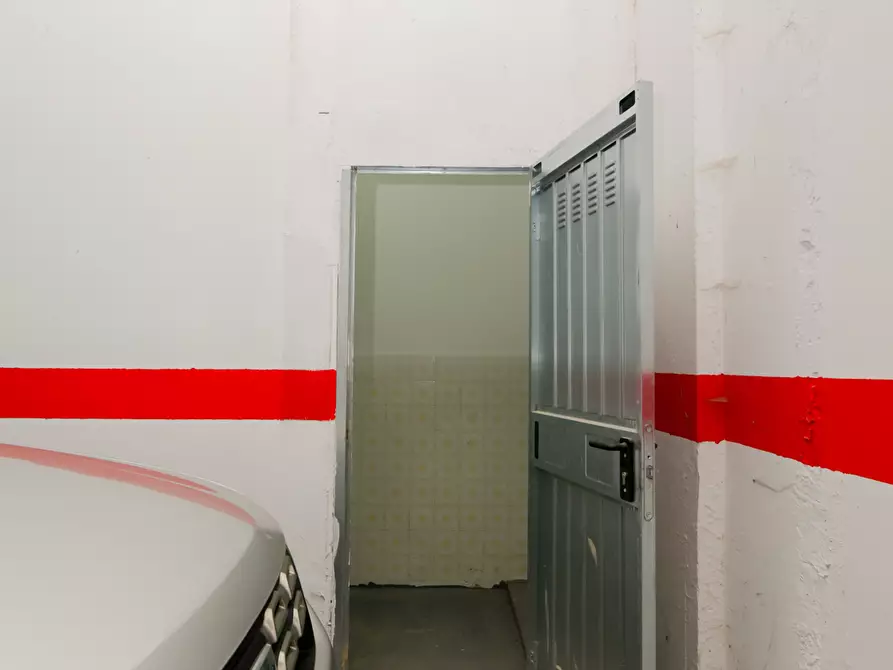 Immagine 3 di Magazzino in affitto  in VIA CHIARAVAGNA 18R a Genova