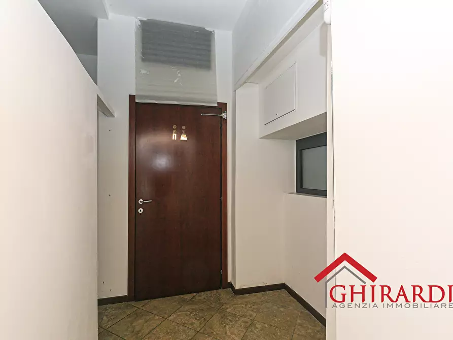 Immagine 13 di Locale commerciale in affitto  in Piazza Francesco Baracca 34r a Genova