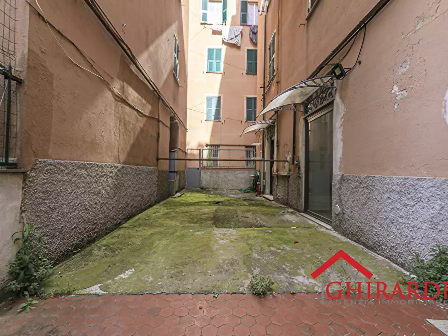 Immagine 14 di Magazzino in vendita  in Via Vado a Genova