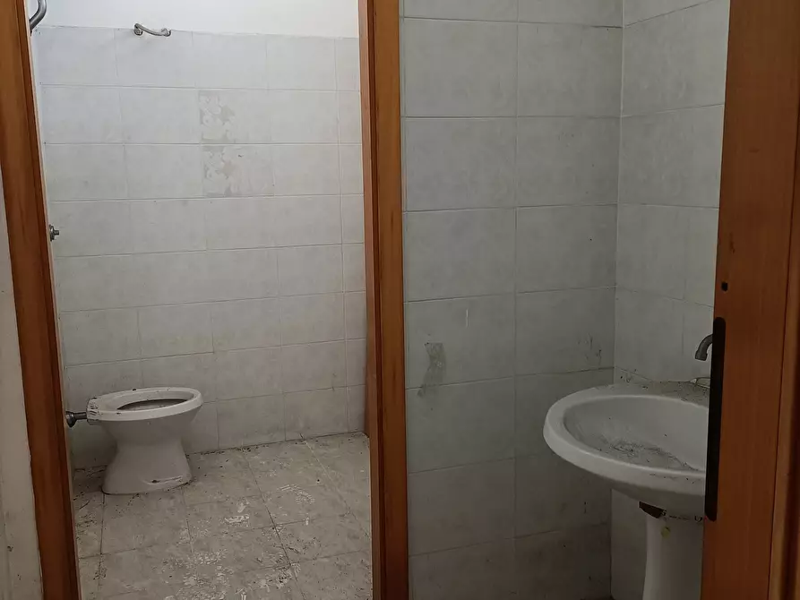 Immagine 10 di Locale commerciale in vendita  a Nettuno