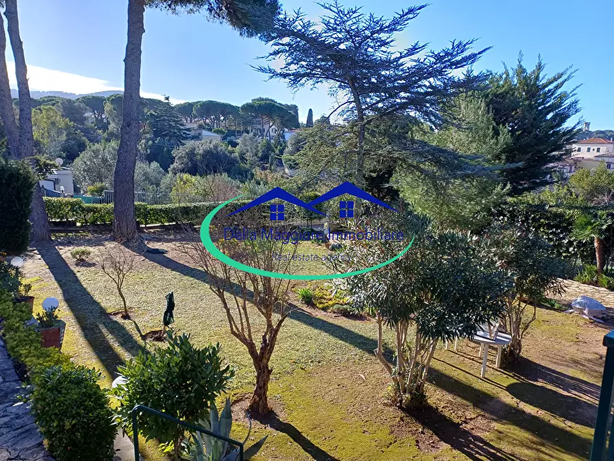 Immagine 37 di Villa in vendita  in via di montenero a Livorno