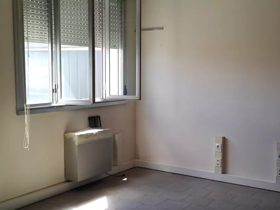 Immagine 9 di Ufficio in affitto  a Parma