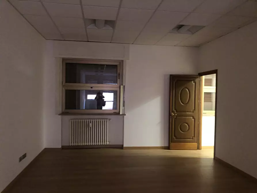 Immagine 9 di Ufficio in affitto  a Parma