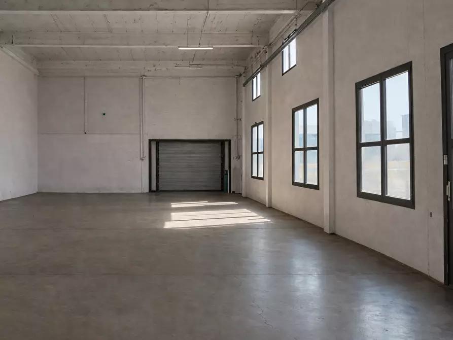 Immagine 2 di Attività artigianale in affitto  a Parma