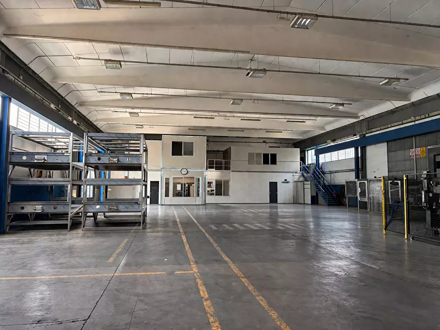 Immagine 3 di Attività artigianale in affitto  a Parma