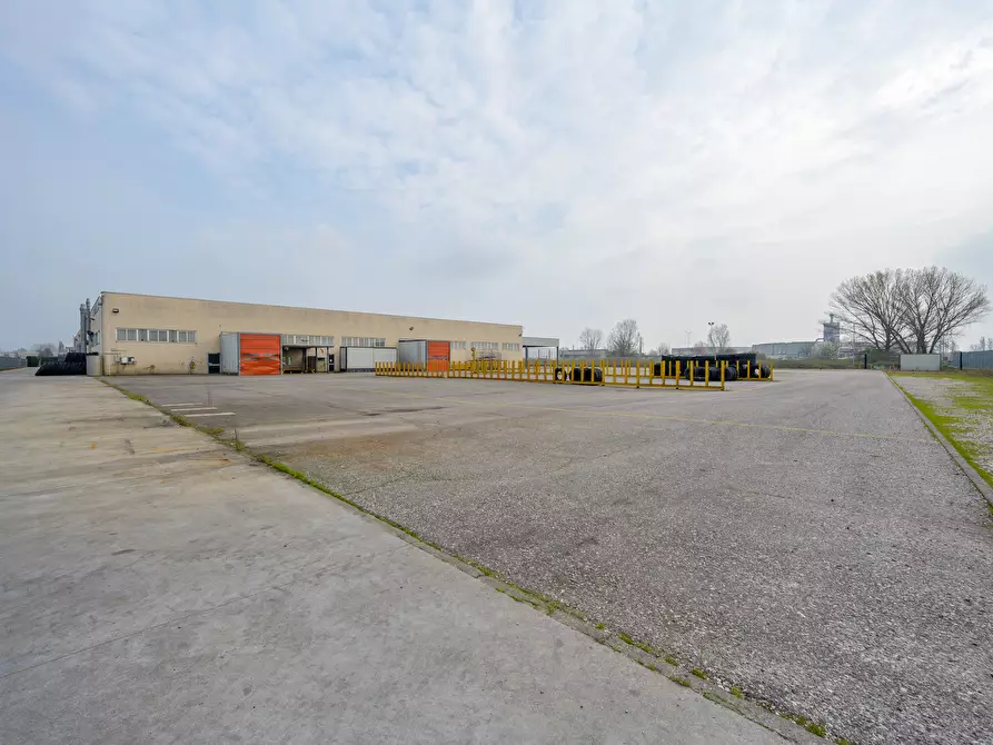 Immagine 3 di Attività artigianale in vendita  a Parma
