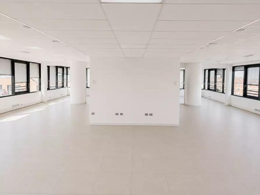 Immagine 10 di Ufficio in affitto  a Parma