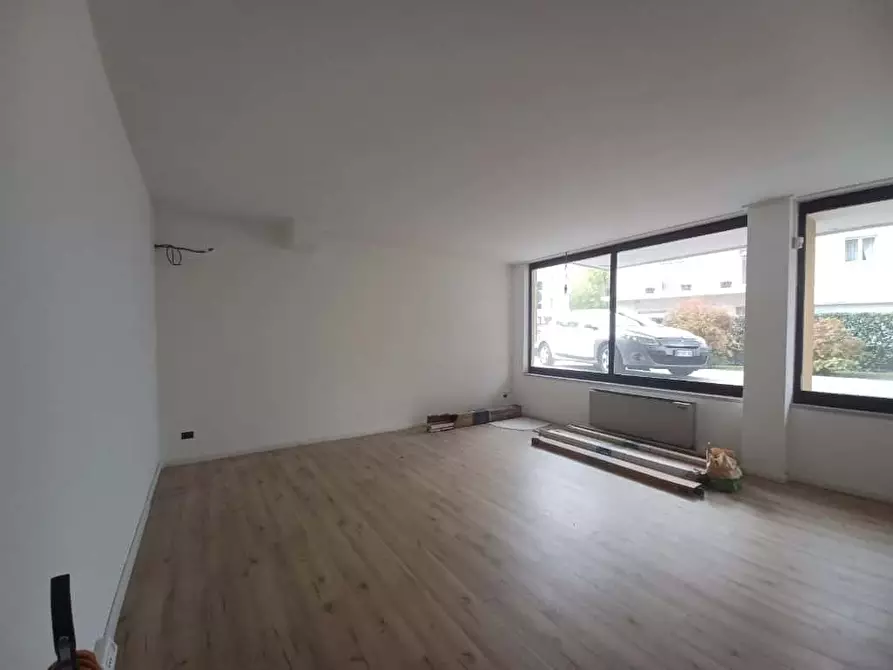 Immagine 3 di Locale commerciale in affitto  a Trento