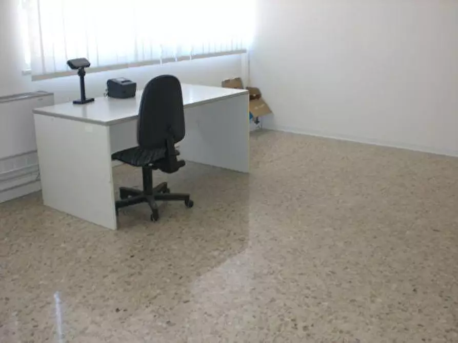 Immagine 9 di Locale commerciale in vendita  in VIA DEL COMMERCIO a Ancona