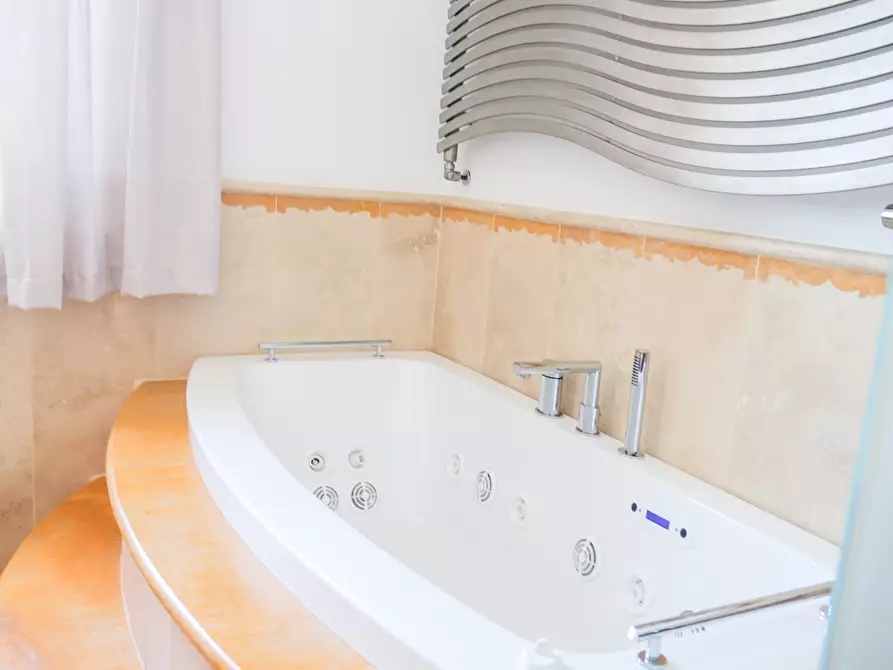 Immagine 31 di Villa in vendita  in Via Passarini a Recanati