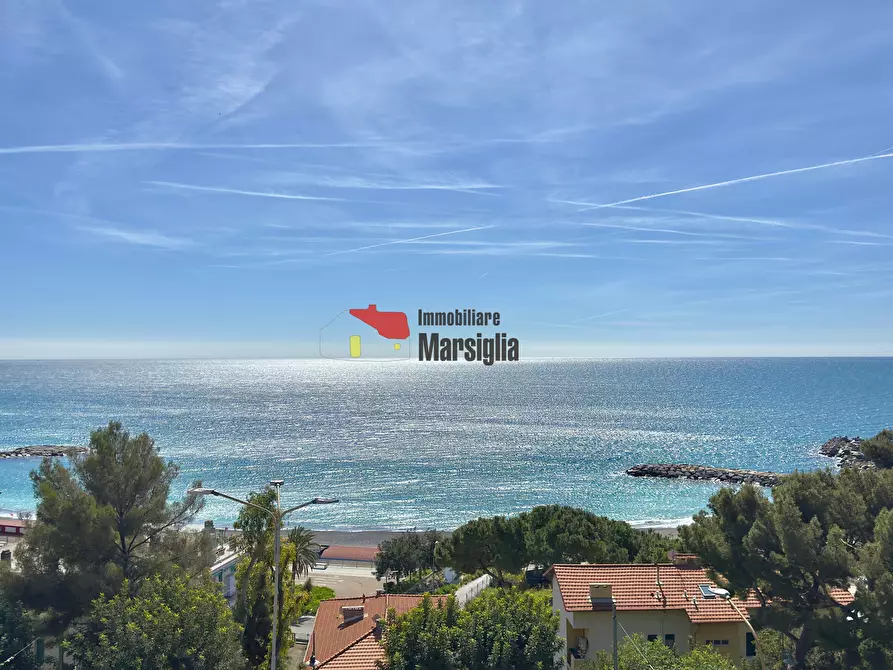 Immagine 15 di Quadrilocale in vendita  in Corso Marconi 1 a Ospedaletti