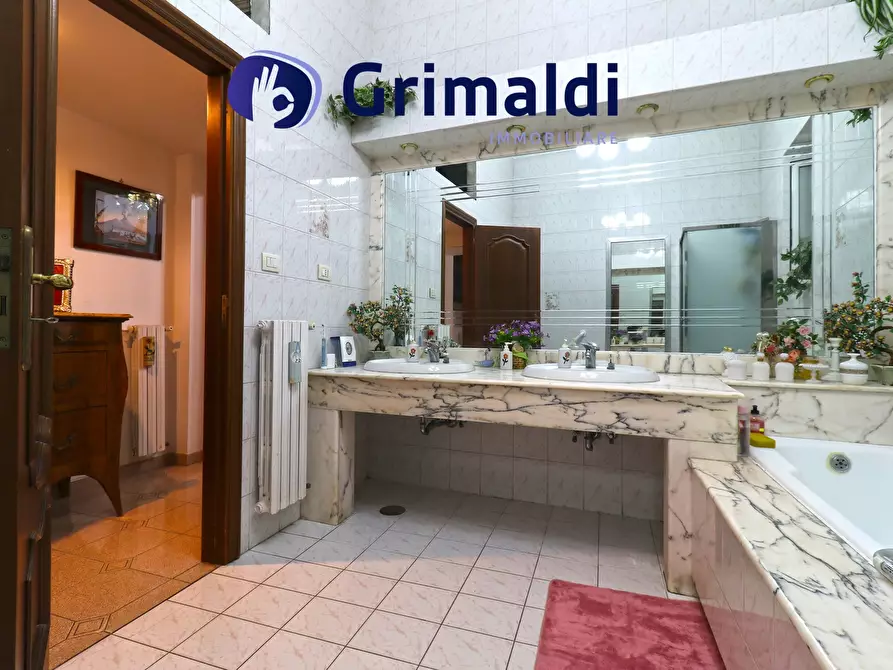 Immagine 7 di Quadrilocale in vendita  in Via Chiatamone a Napoli