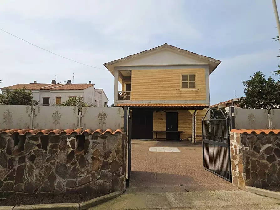 Immagine 2 di Quadrilocale in vendita  in Via dei Delfini 102 a Ardea