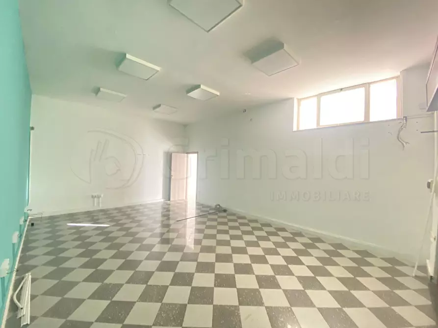 Immagine 5 di Locale commerciale in vendita  a Giugliano In Campania