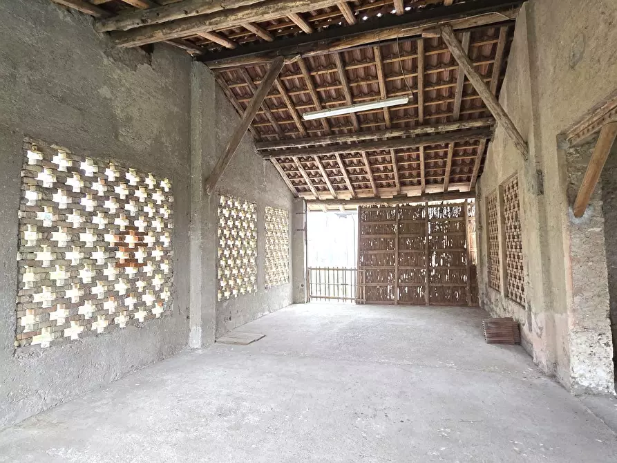 Immagine 22 di Rustico / casale in vendita  in Via C. Battisti 4 a Merone