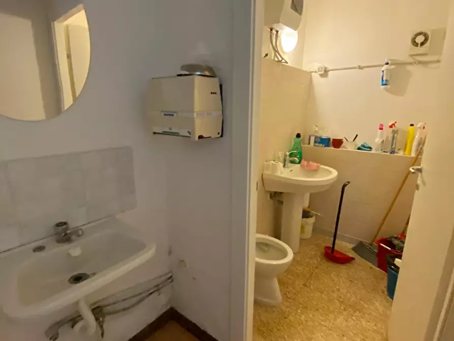 Immagine 10 di Locale commerciale in affitto  in Via Francesco Breschi 28 a Anzio